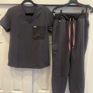 FIGS Women’s Catarina top and Zamora jogger pants charcoal size medium